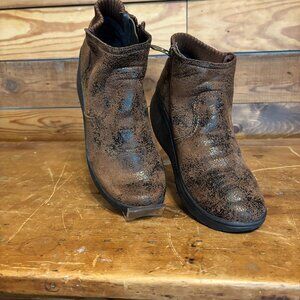 NWOT Brown/Black BZees Ankle Boots 7.5